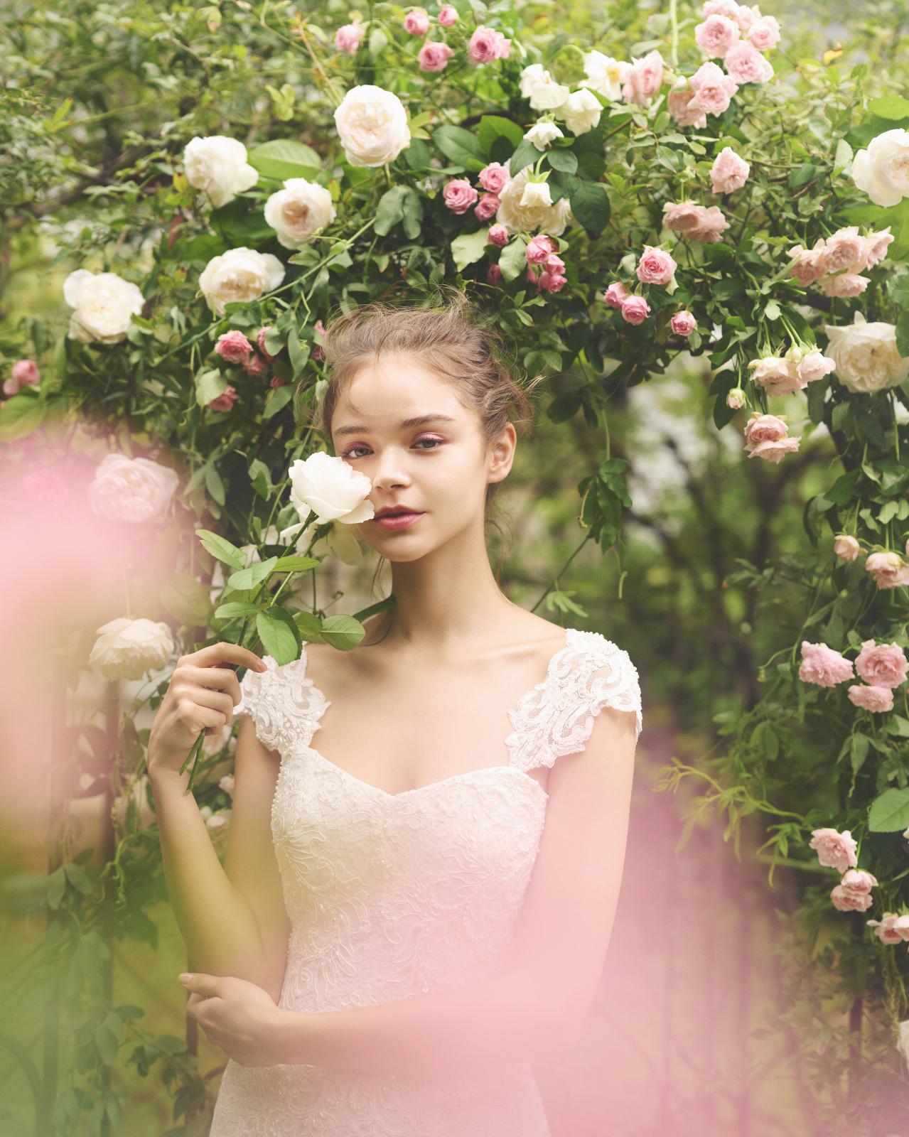 誰もが心を掴まれる、華やかなチュールや繊細なレースをふんだんに使ったロマンティックなドレススタイル