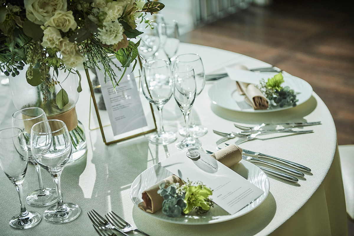 木目調の明るいパーティ会場を、ふたりらしい空間にチェンジできます