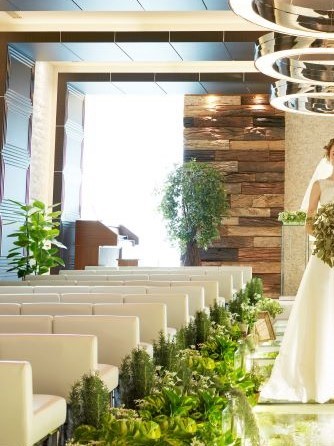 木目を生かした対面式チャペルはアットホーム＆ナチュラル