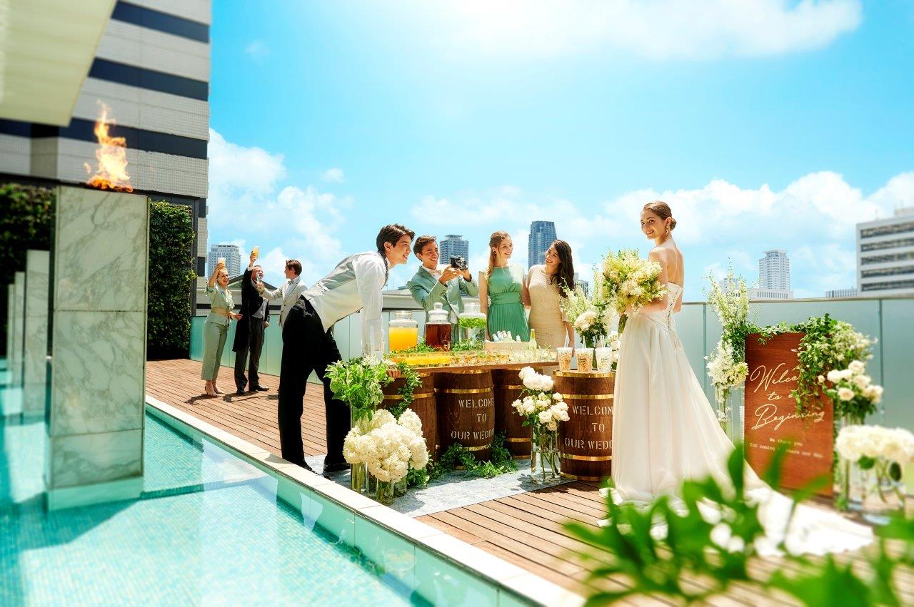 爽やかな風が吹くルーフガーデンではゲストといっしょに記念撮影も！印象的な挙式シーンを叶えよう！