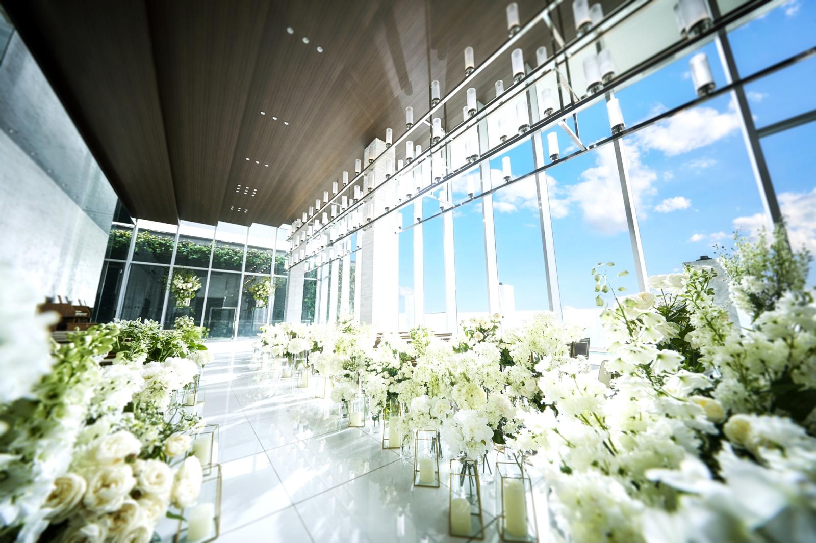 開放感にあふれた最上階のチャペル【ザ・アクア】