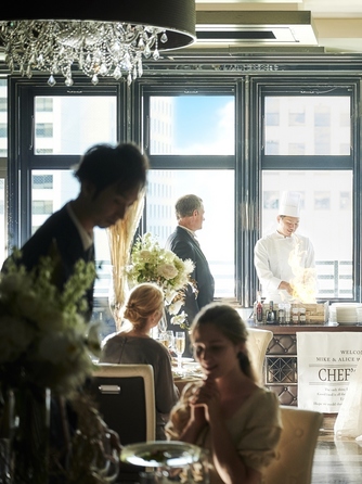 シェフが希望に応じて一人ひとりのお皿に料理をサーブしてくれる演出も可能