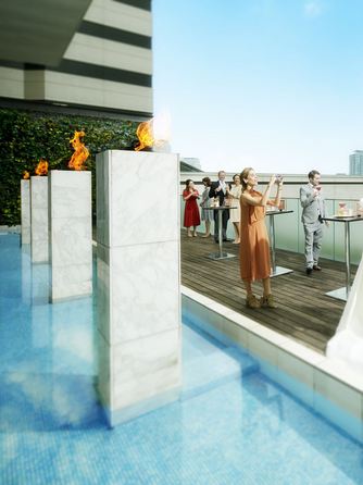 挙式後はプールテラスでゲストとのプレパーティを楽しんで