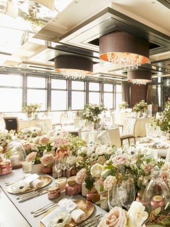 シックで落ち着いたデザインのパーティ会場