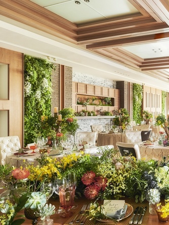 バンケットも木の質感とあふれる緑に包まれ、気取りすぎず自然体で寛げるのが魅力