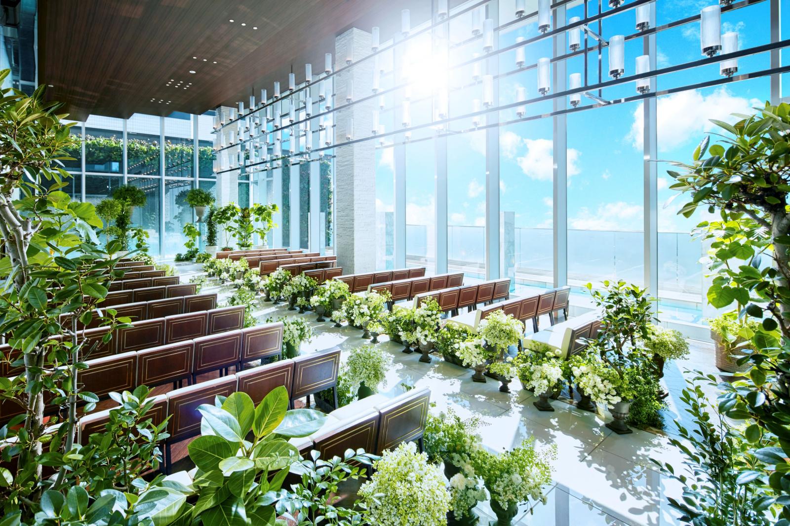 二面ガラス張りの開放的なチャペル