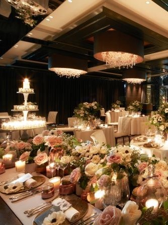 最上階のチャペルや広々したロビー、専用階段までふたり占めにできるスタイリッシュな上質空間