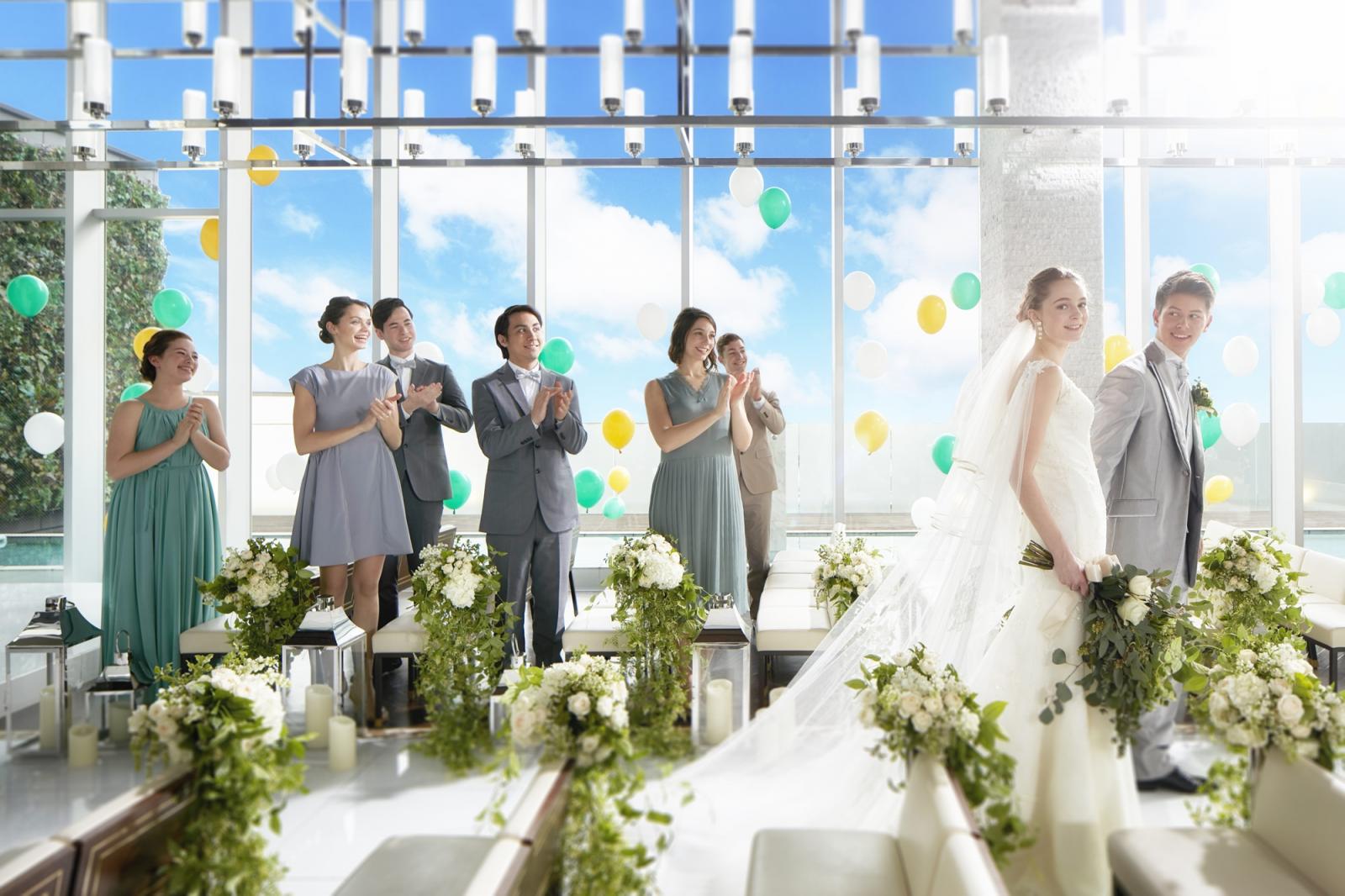 テラスプールでのドロップ＆フライバルーンをバックに退場