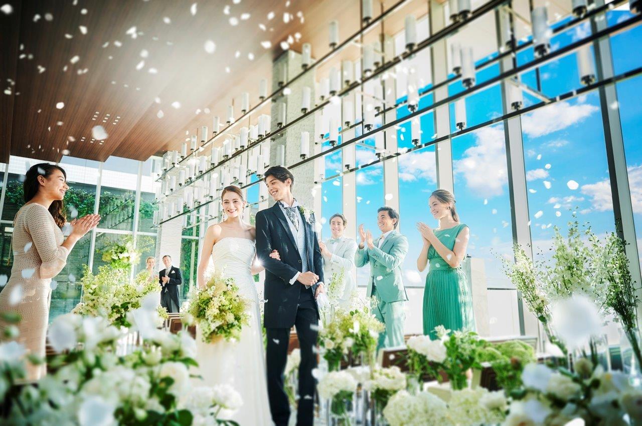 最上階のチャペル「ザ アクア」は２面に大きな窓が開け、緑と青空と大阪の街が一望できる。