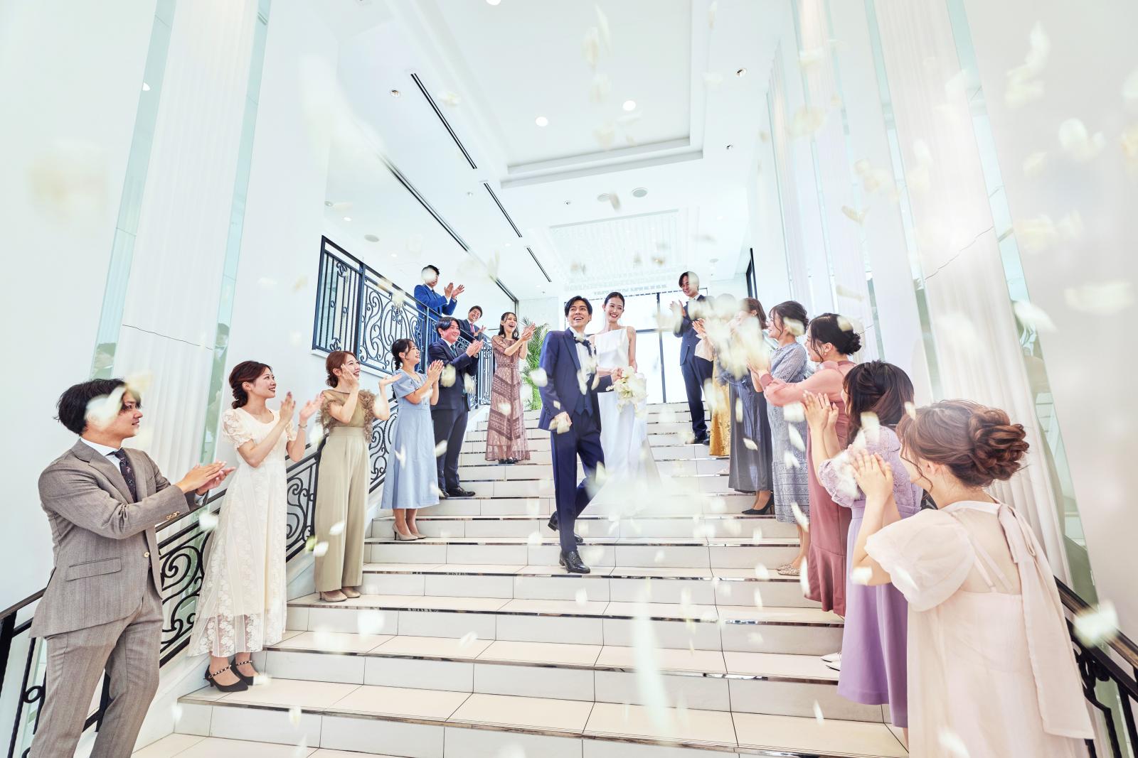 感動的な挙式の後は憧れの大階段で祝福のセレモニー。屋内なので天候も気にせず安心。