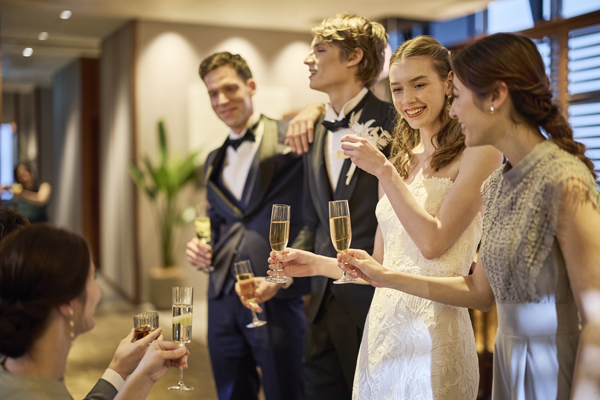 おふたりもゲストとドリンクを片手に会話を交わし幸せな時間を存分に過ごして