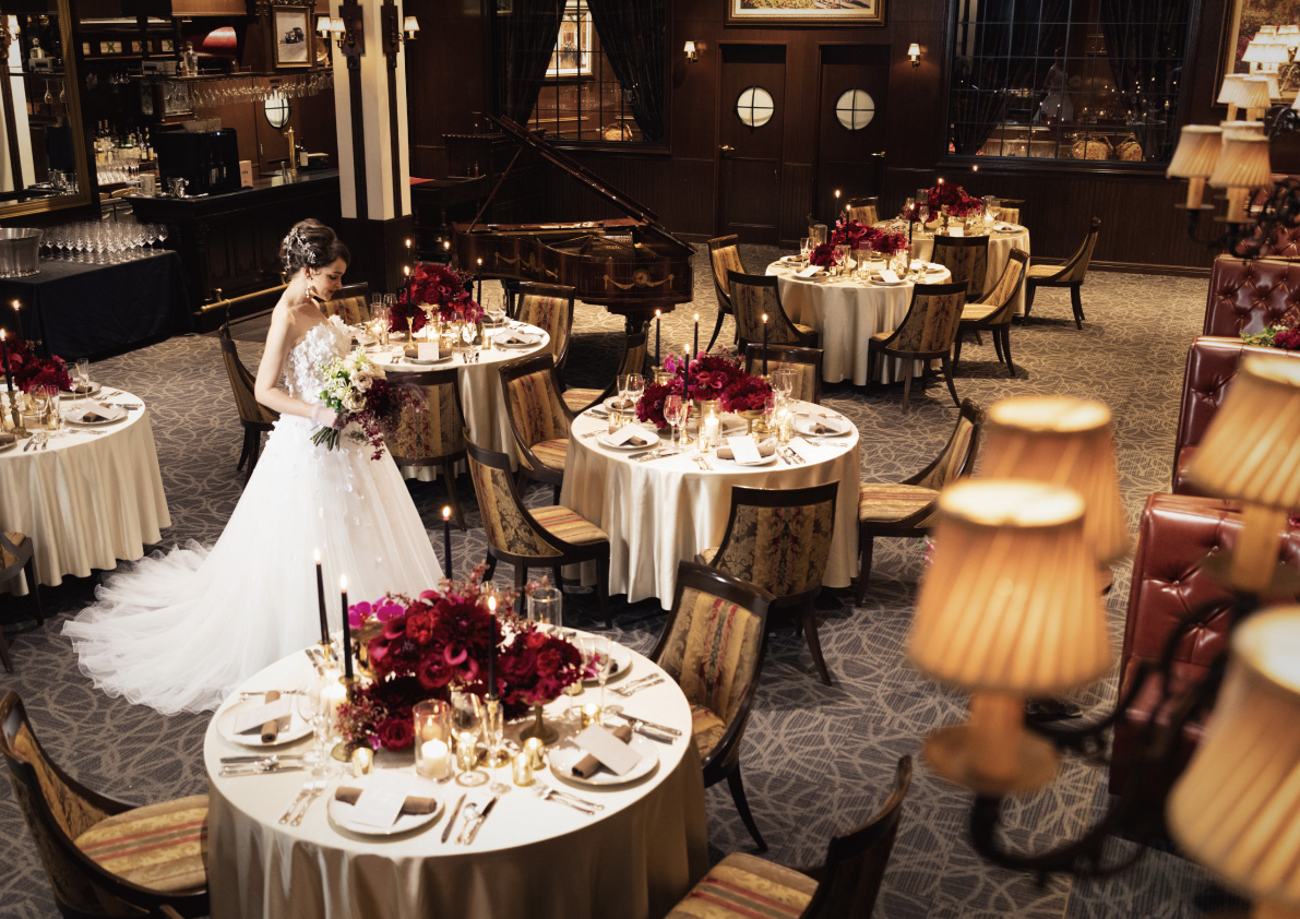 19世紀英国の大邸宅の建材を使い、本物のアンティークを散りばめた空間でおもてなし