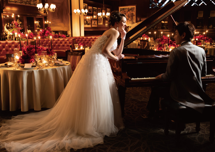 美しいアンティークや19世紀当時の写真や本が飾られた本物だけが醸し出す雰囲気。