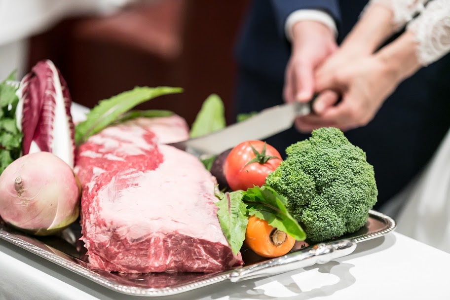 ステーキハウスならではの演出、お肉入刀＆お肉バイトもおすすめ