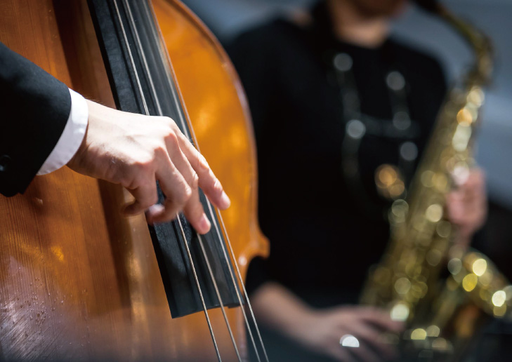 サックス・ウッドベース・ピアノの本格JAZZの生演奏で挙式シーンを盛り上げます