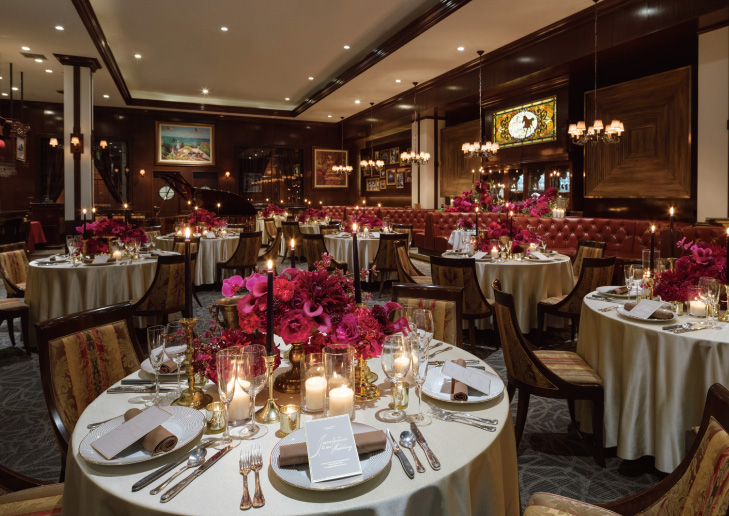 アンティークが配された重厚感漂う雰囲気。名店の伝統を受け継ぐステーキのコースや繊細なフレンチコースでゲストをおもてなし。