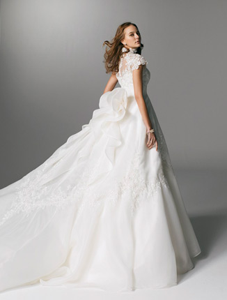 360度どこからでも、見るものを魅了するYUMI KATSURAのドレス