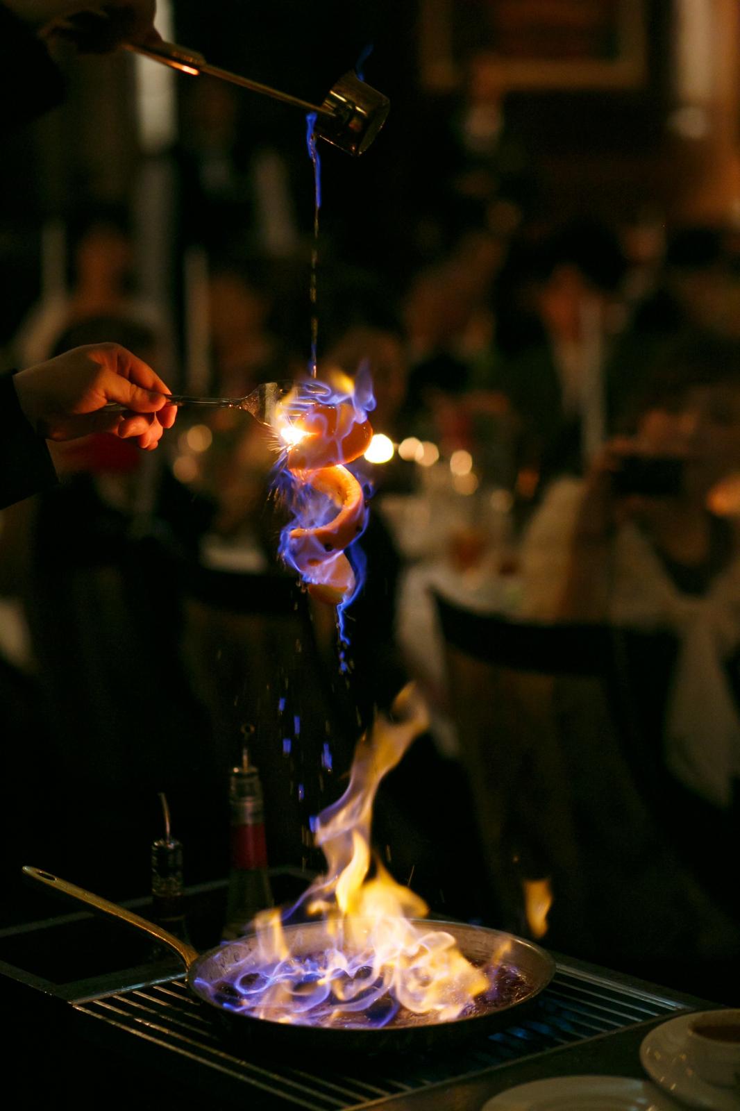 チェリーソースを迫力ある青い炎でフランベ！大好評のチェリージュビレ演出♪