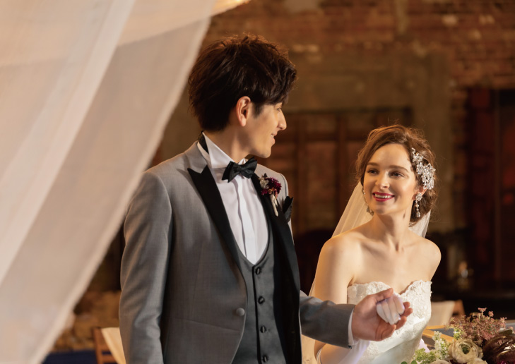 厳かなキリスト教式か、ゲストに愛を誓う人前式からお好みのスタイルをお選びください