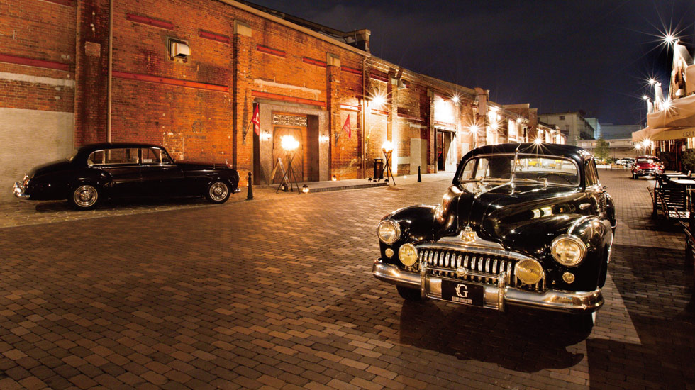 趣ある赤レンガとミュージアムに並ぶクラシックカーを背景にクラシカルなムードに包まれた一日を