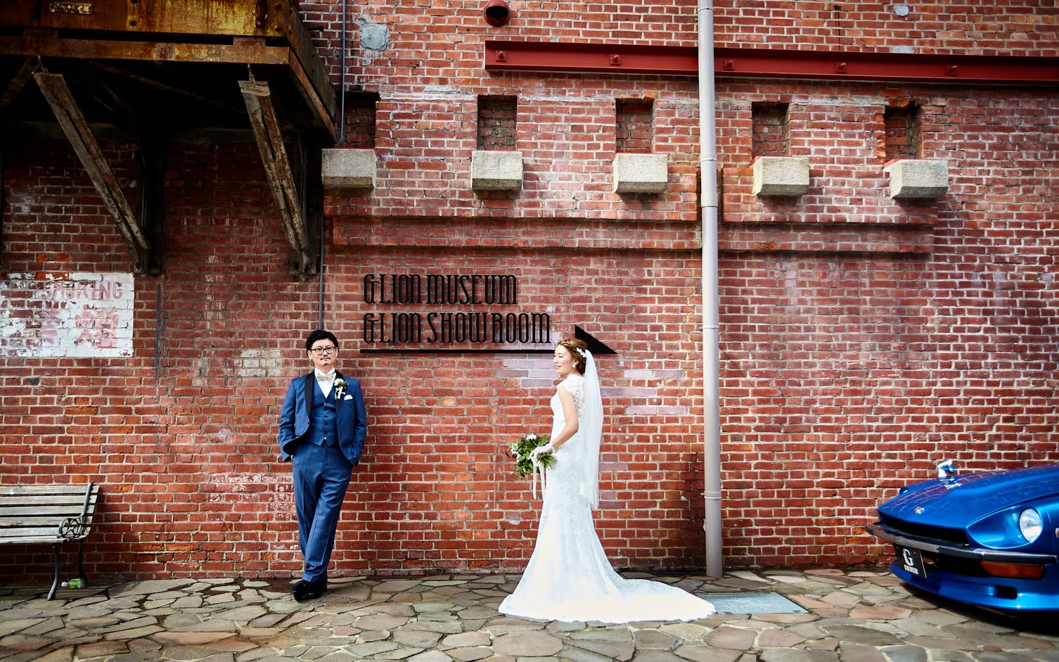 赤レンガと空が印象的なガレージ挙式。敷地内ならどこでも挙式可能な自由度の高さも魅力