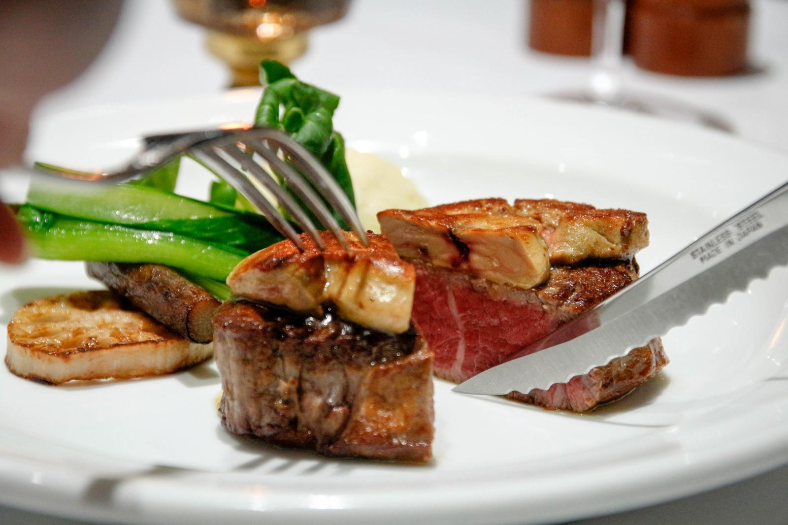 1976年創業、ハワイの名店のステーキコースを振舞えば、男性ゲストも大満足！