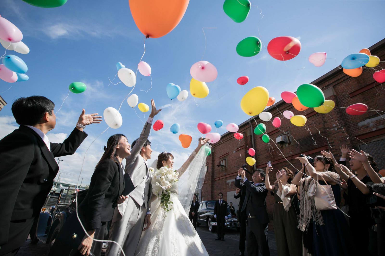 ゲストと一緒に楽しめる♡笑顔溢れるバルーンリリース。