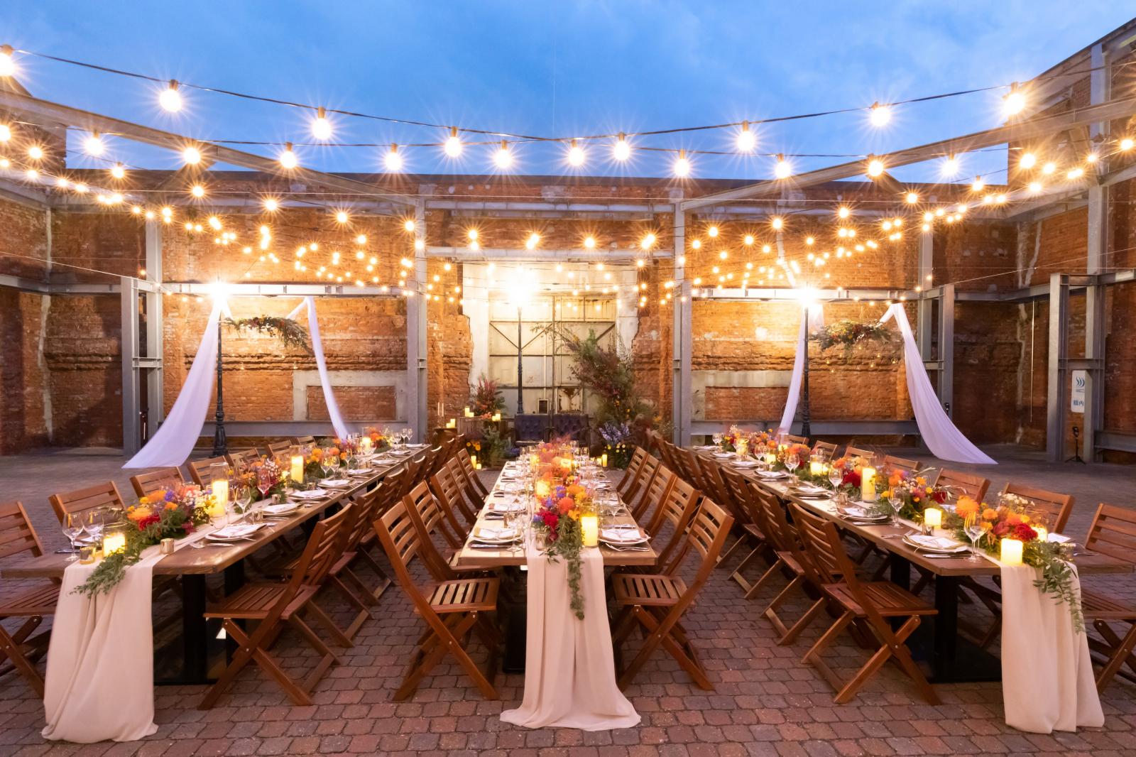 ＜自由と上質を求める大人のためのウエディング＞ 空と赤煉瓦に囲まれたここにしかない特別な空間