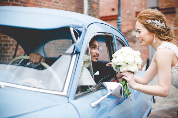 歴史のあるクラシックカーとの撮影も、アカレンガウエディングならでは♬