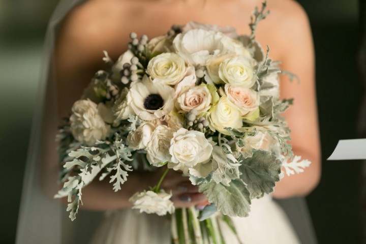 純白のドレスにピッタリな、白いバラの花束♡