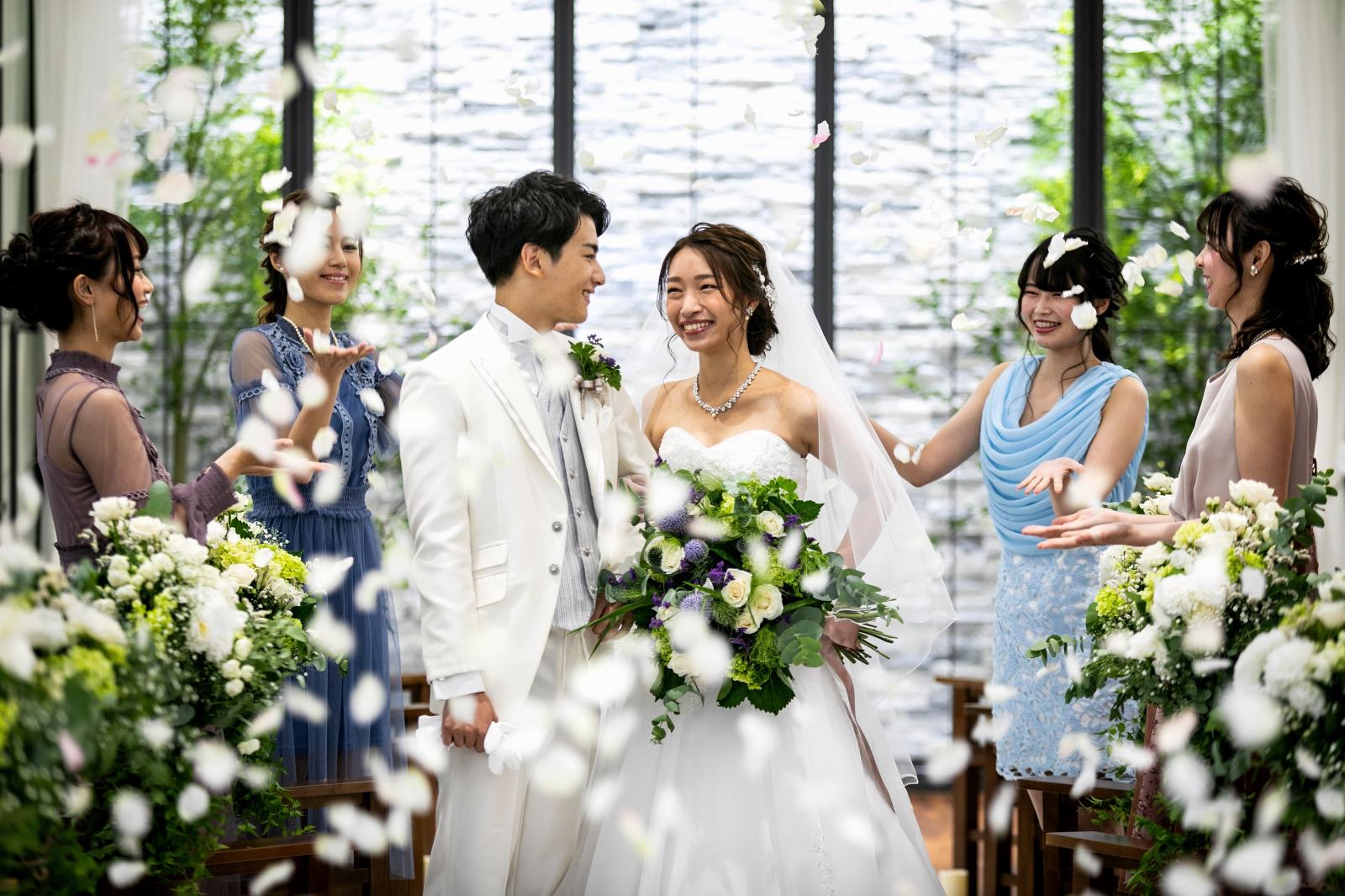 OPENした白亜のチャペルは明るくモダンな空間。１４Mのバージンロードでこれまでを振り返って。