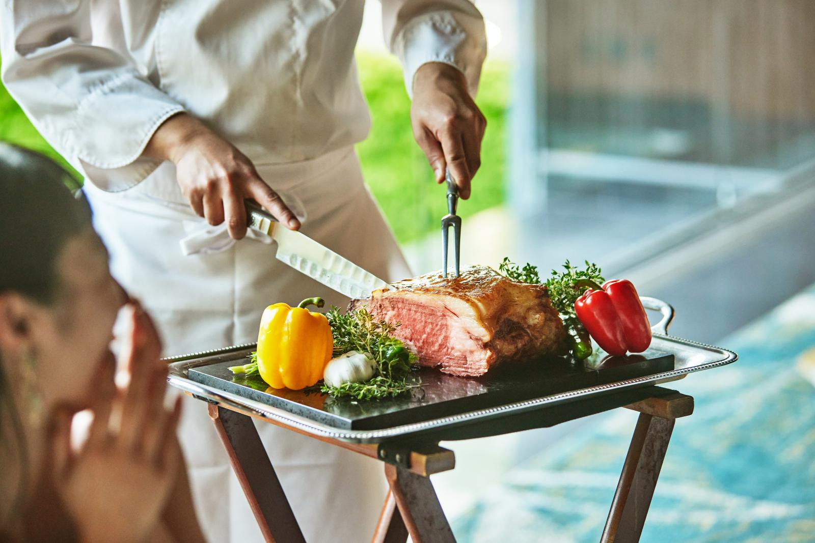 ジェームス邸の人気メニューのローストビーフは五感で楽しめる人気の演出