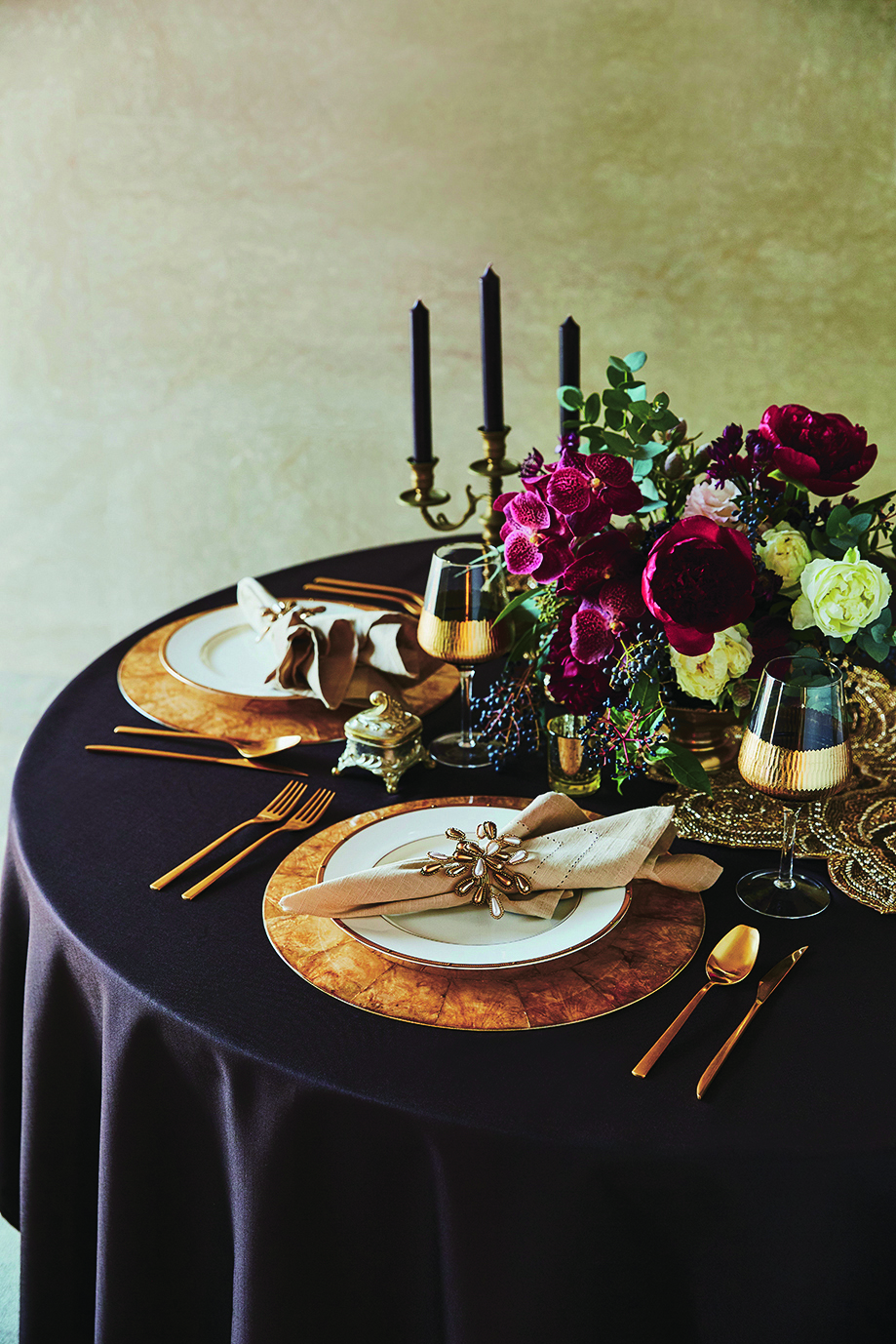 会場の雰囲気に合わせて洗練されたテーブルコーディネート