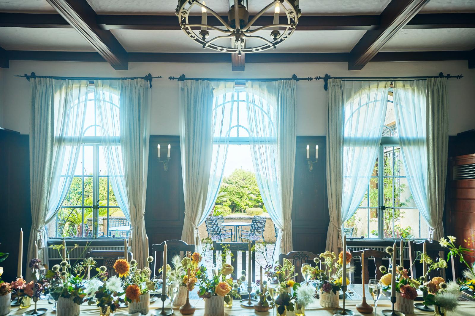 個室の背景も自然たっぷり開放的に