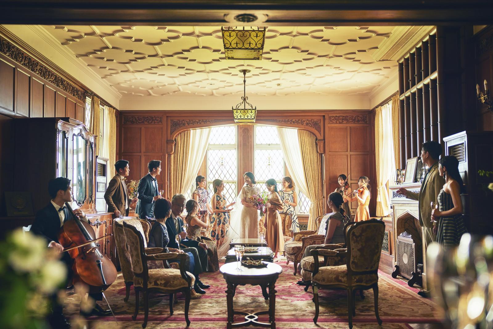 木漏れ日のような温かい光が入るリビングルーム