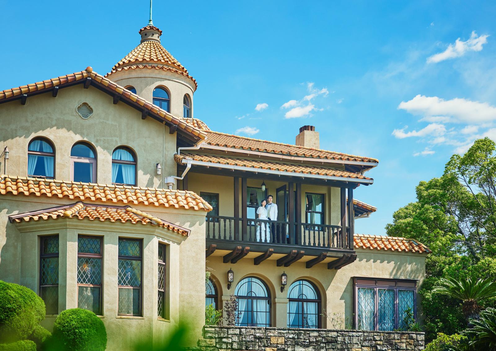 レトロな門構えが、期待感を高める外観