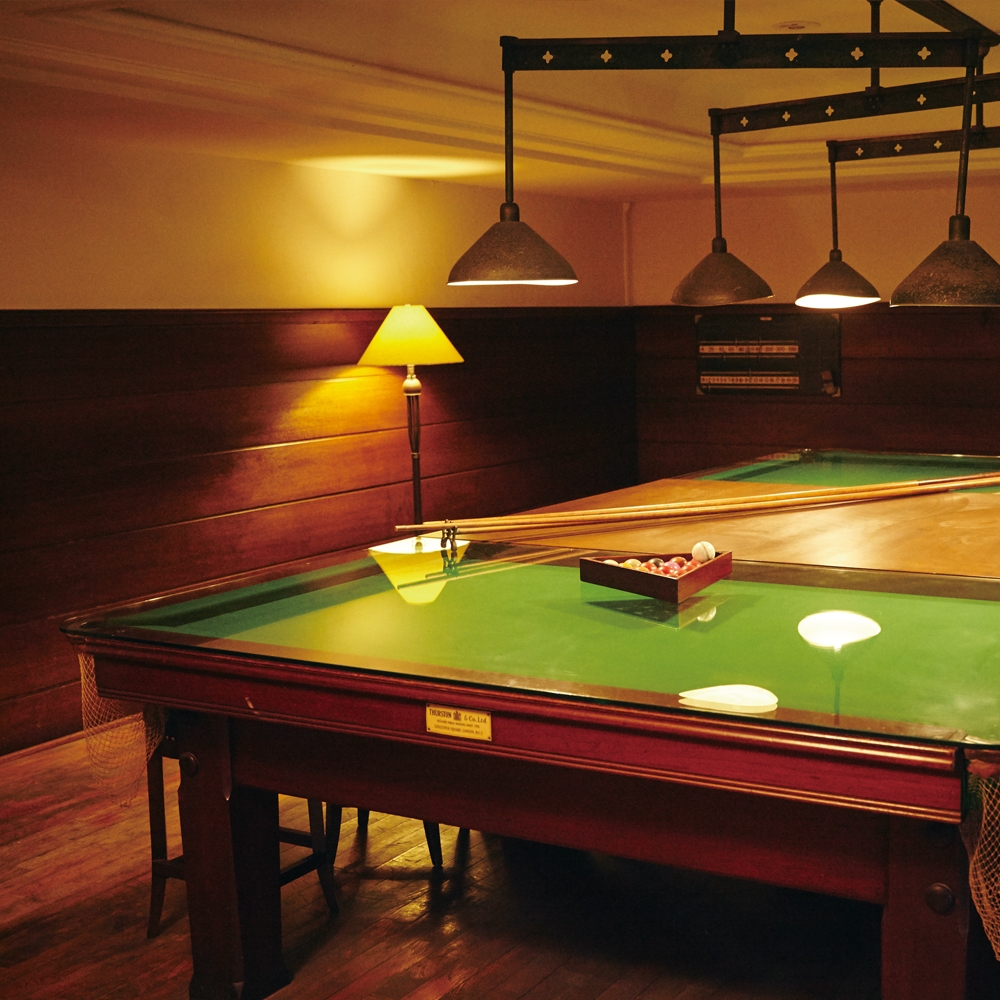 当時の設えがそのまま残されたビリヤード台