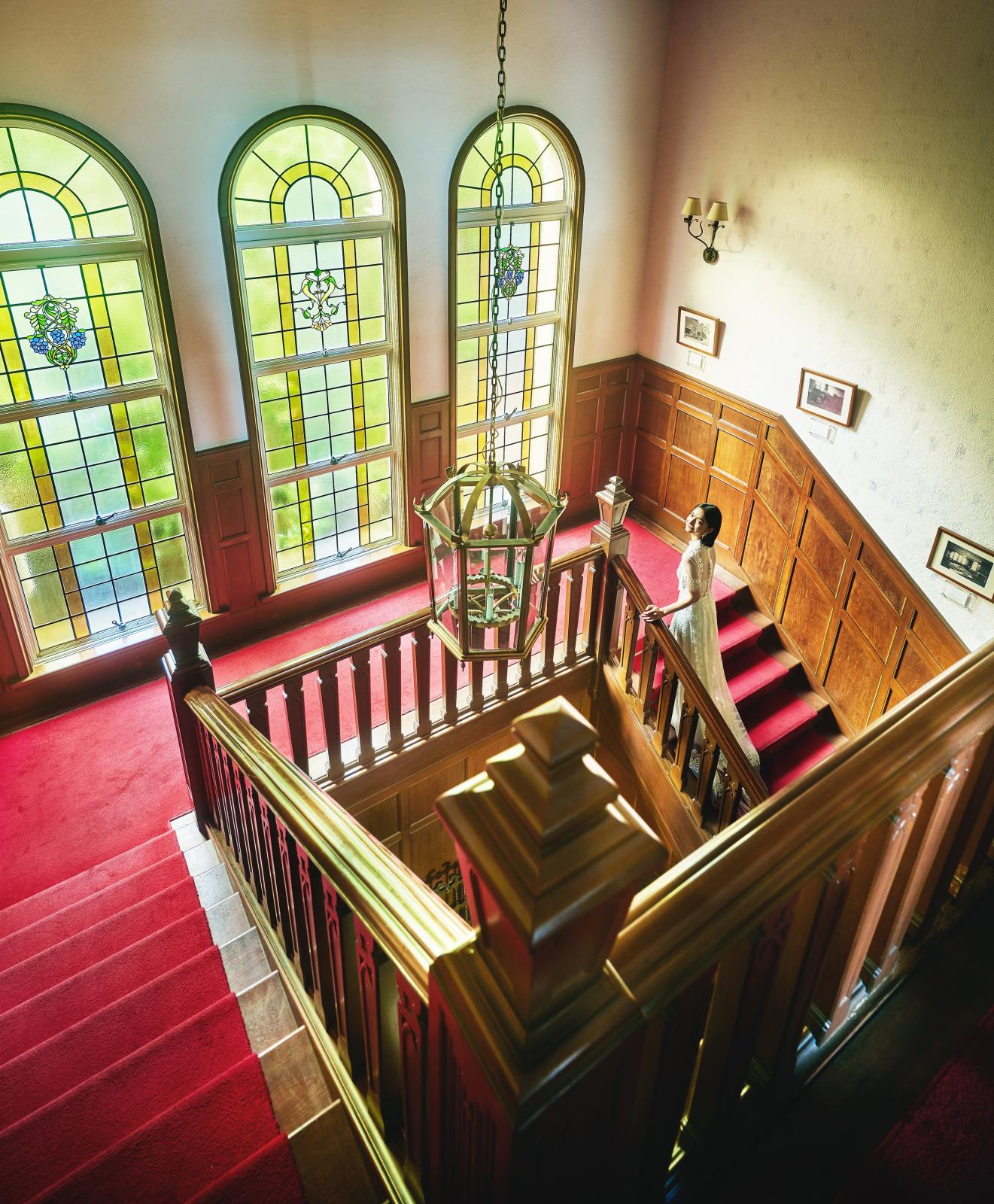ステンドグラスが特徴的な階段はフォトスポットとしても人気