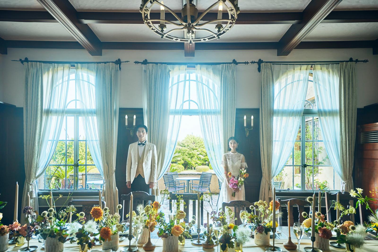 木漏れ日のような温かい光が入るリビングルーム