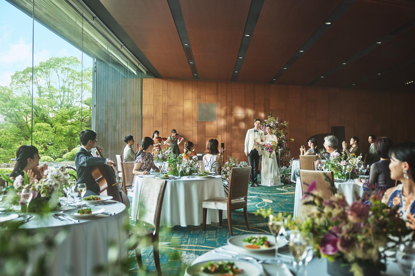 思わずゲストの自然な笑みがこぼれるパーティーシーン