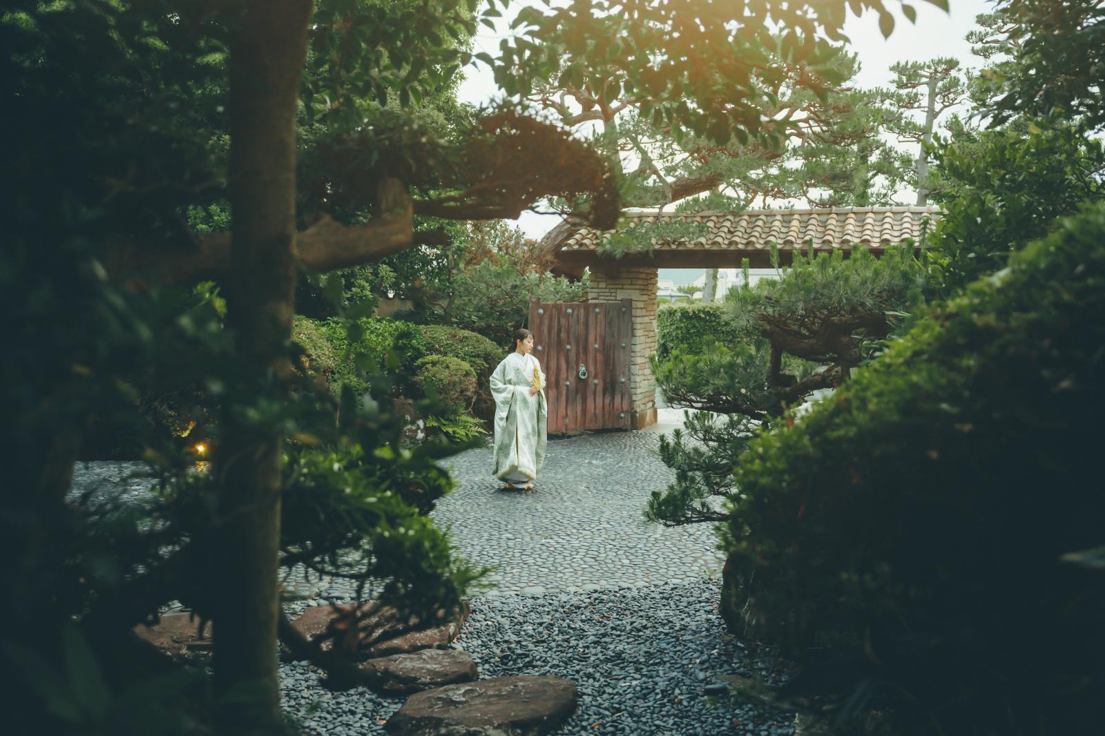 大切なゲストを迎える正門は重厚感のある「和」の造り