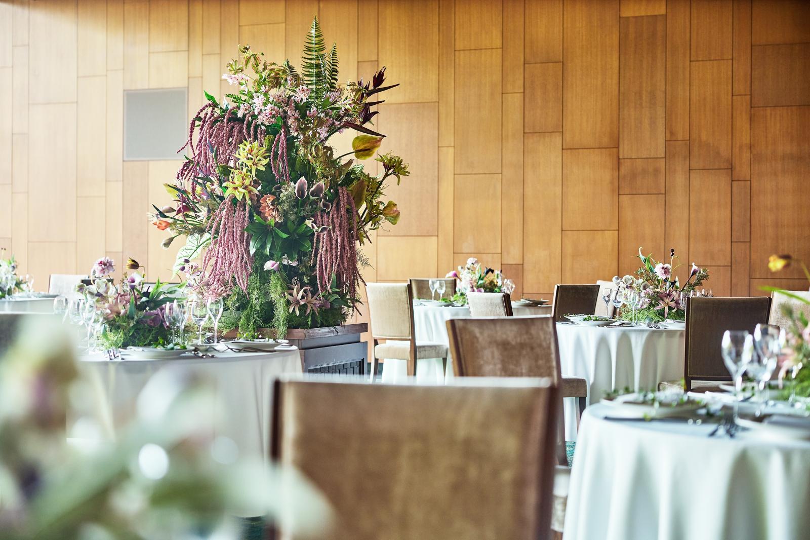 メインテーブルもおふたりのこだわるをふんだんに詰め込んで