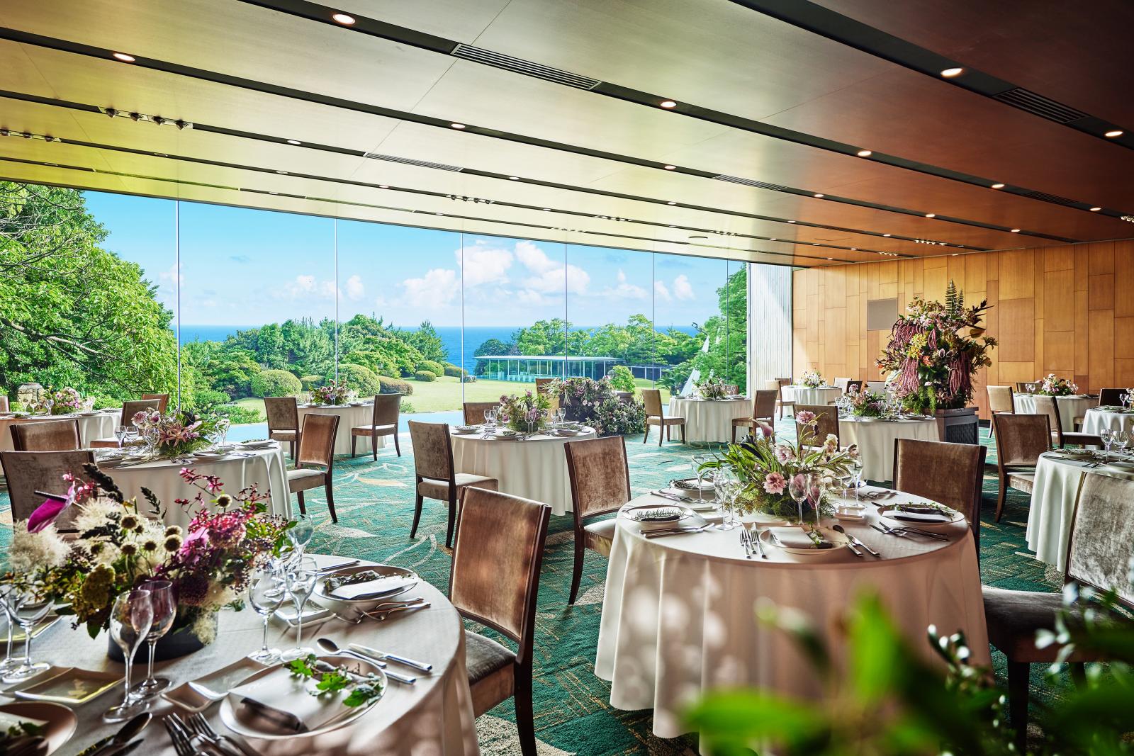 ガーデン・海・空を背景にゲストと過ごす贅沢な時間