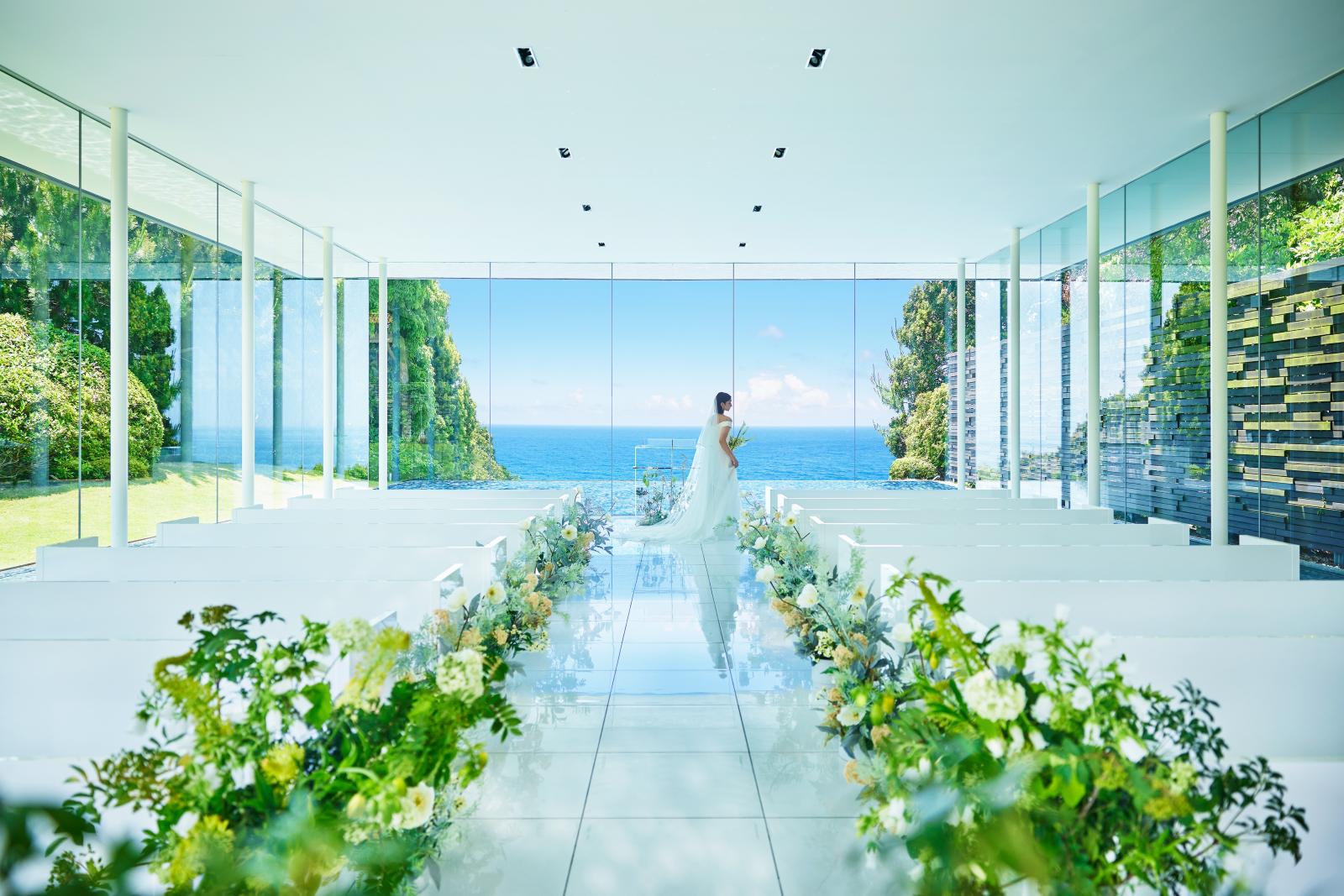 水平線が美しい透明感溢れるチャペル