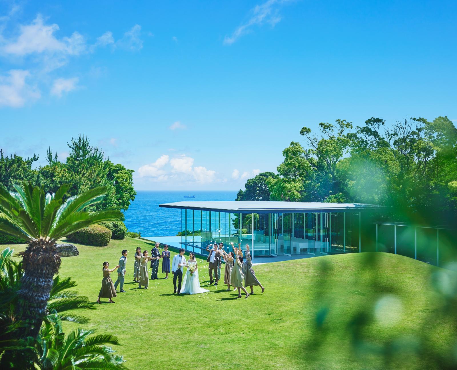 まるで海外ウェディングのようなアットホームな挙式に