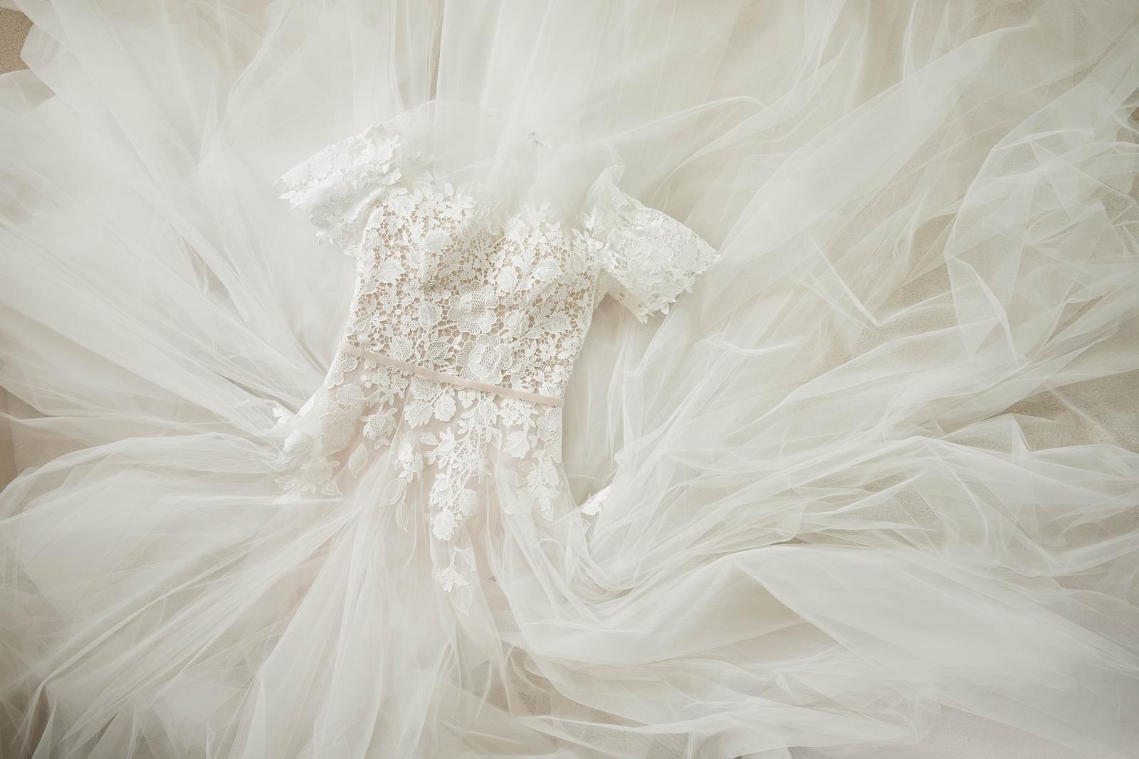 上質で緻密なレース、歩くたびにしなやかに揺らぐドレープなど360°美しいミリ単位のこだわり