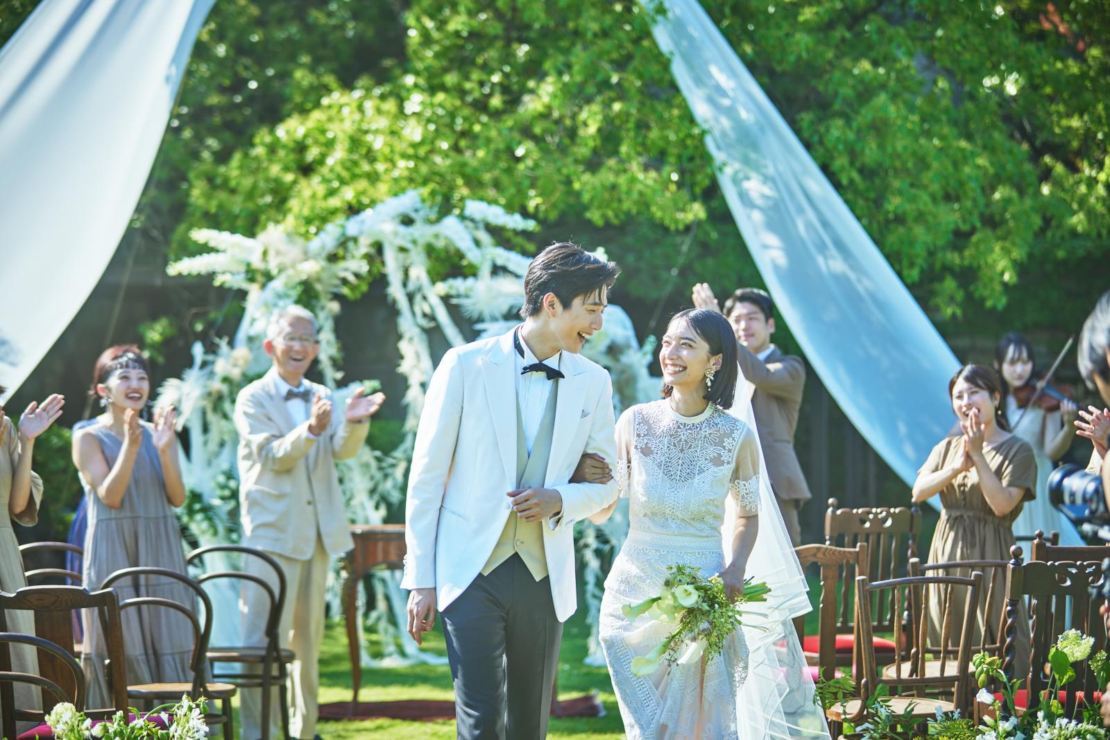 思わず自然な笑みがこぼれる挙式シーン