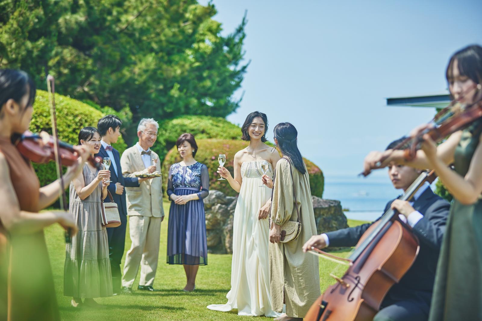 ドリンク片手に過ごす乾杯のシーン