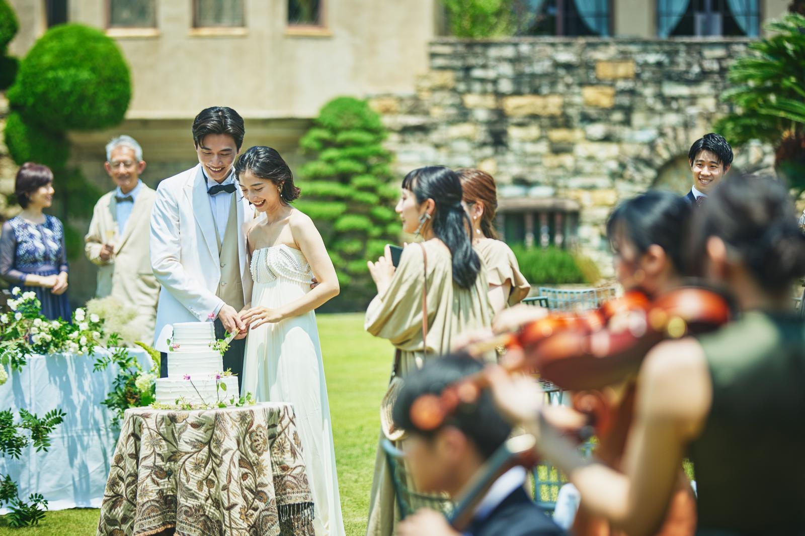 ケーキカットもガーデンならまるで海外のような雰囲気に