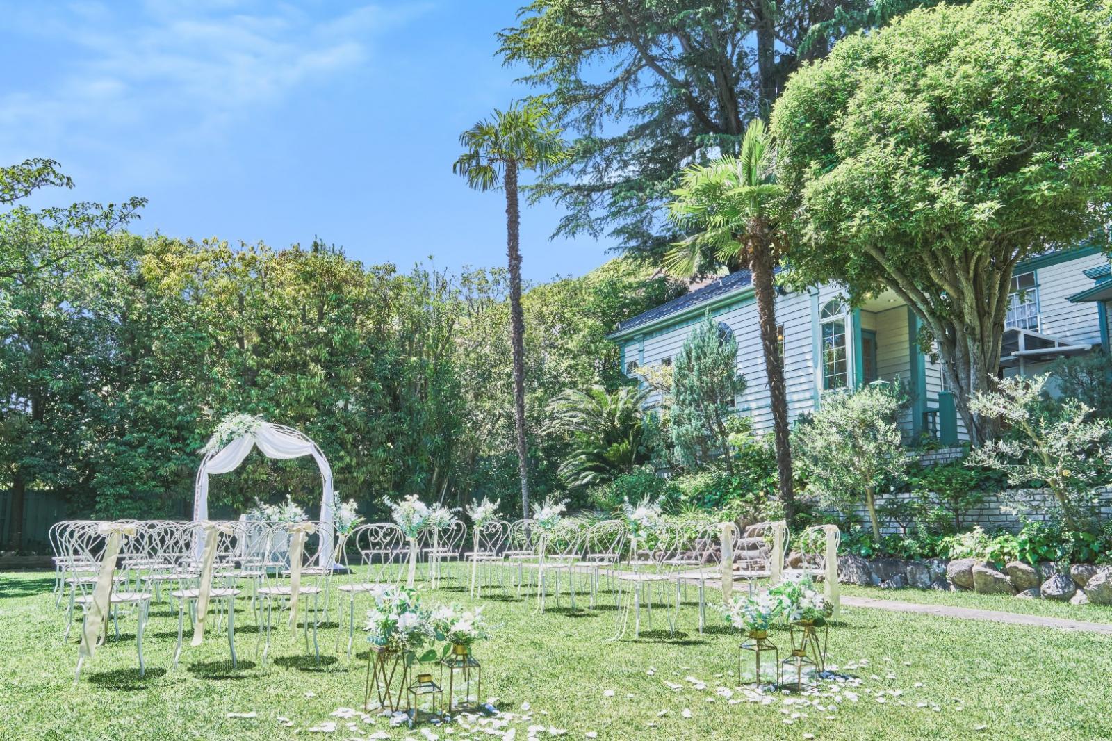 神戸北野で132年の歴史紡ぐ、人が暮らした本物の異人館を貸切に。緑と光に満ちた価値あるアンティークの中で過ごす和やかな一日を